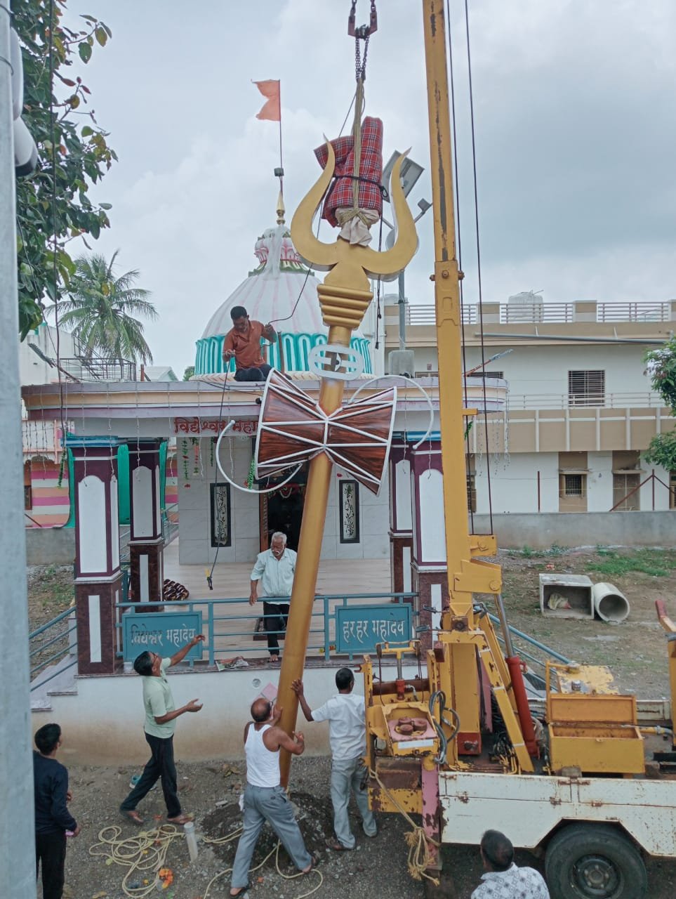 विद्येश्वर महादेव मंदिर परिसरात “21” फुट त्रिशूलची स्थापना