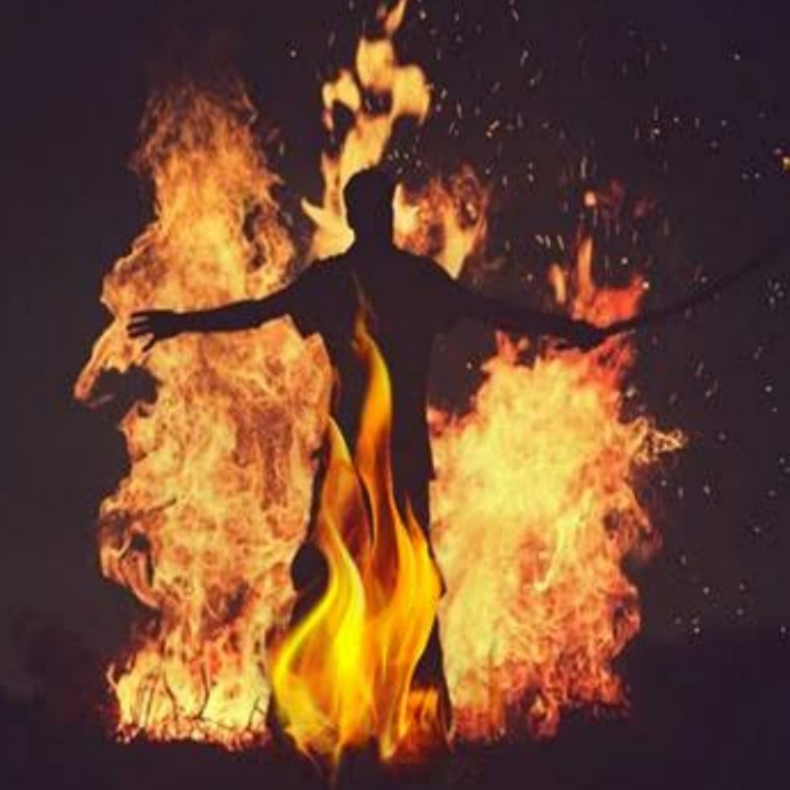 स्वतःवर पेट्रोल ओतून एकाने संपवले जीवन…