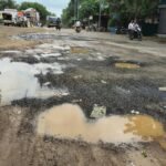 चोपडा रोडवरील शनिपेठ पेट्रोल पंपजवळ रस्त्याची दुरावस्था ; PWD चे कारभारावर प्रश्नचिन्ह ?